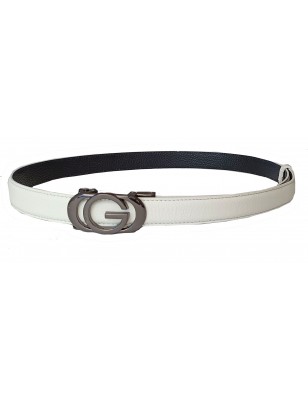 Ceinture  en cuir pleine fleur prune avec sa boucle automatique décor G argentée brillant.