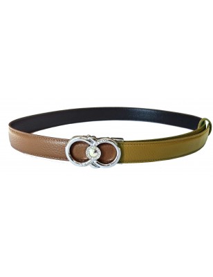 Ceinture CC118 en cuir beige foncé avec boucle automatique argentée.
