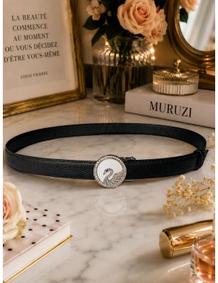 Ceinture  en cuir pleine fleur noire avec sa boucle automatique ronde décor Cygne .