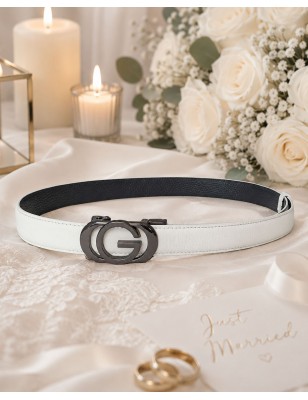 Ceinture  en cuir pleine fleur prune avec sa boucle automatique décor G argentée brillant.