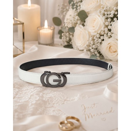 Ceinture  en cuir pleine fleur prune avec sa boucle automatique décor G argentée brillant.