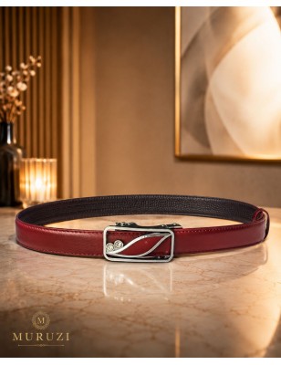 Ceinture femme CC112 couleur prune avec boucle automatique argentée, présentée dans un décor élégant.