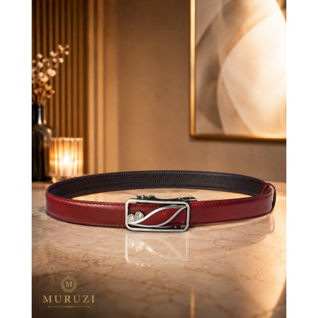 Ceinture femme CC112 couleur prune avec boucle automatique argentée, présentée dans un décor élégant.