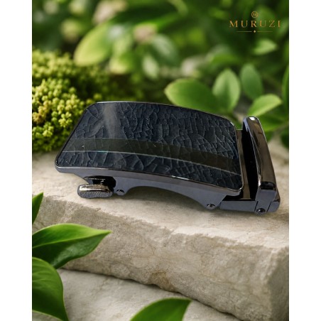 Boucle homme couleur bronze sur fond noir marbré brillant