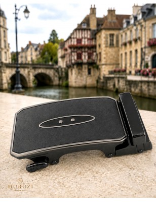 Boucle de ceinture fond noir mat à motif central avec brillants