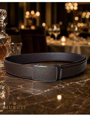 Ceinture en cuir en cuir pleine fleur marron avec sa boucle automatique assortie.