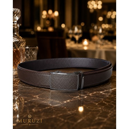 Ceinture en cuir en cuir pleine fleur marron avec sa boucle automatique assortie.