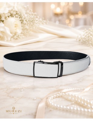 Ceinture automatique en cuir pleine fleur blanche avec sa boucle assortie.
