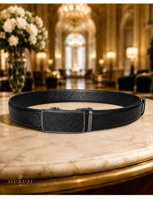 Ceinture automatique en cuir pleine fleur noir avec sa boucle automatique assortie.