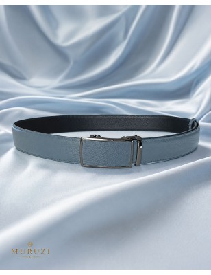 Ceinture automatique en cuir pleine fleur gris avec sa boucle assortie.
