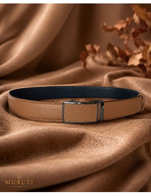 Ceinture en cuir en cuir pleine fleur marron clair avec sa boucle automatique assortie.