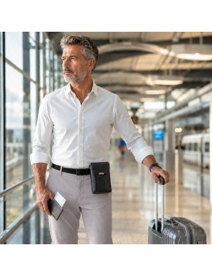 LE NOMADE de MURUZI, pochette homme en cuir pleine fleur avec protection RFID, portée à la ceinture.
