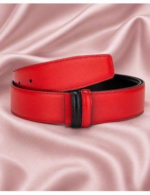 Lanière réversible en cuir pleine fleur rouge et noir enroulée.