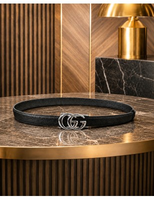 Ceinture  femme CC123 en cuir noir, présentée dans un décor chic et lumineux.